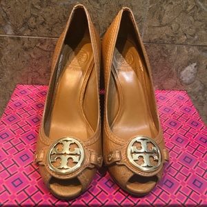 Tory Burch Leticia Wedge Size 6 Color Tan